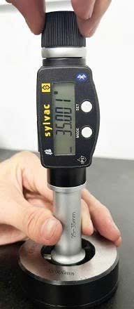 Digital depth gauge measuring a precision component